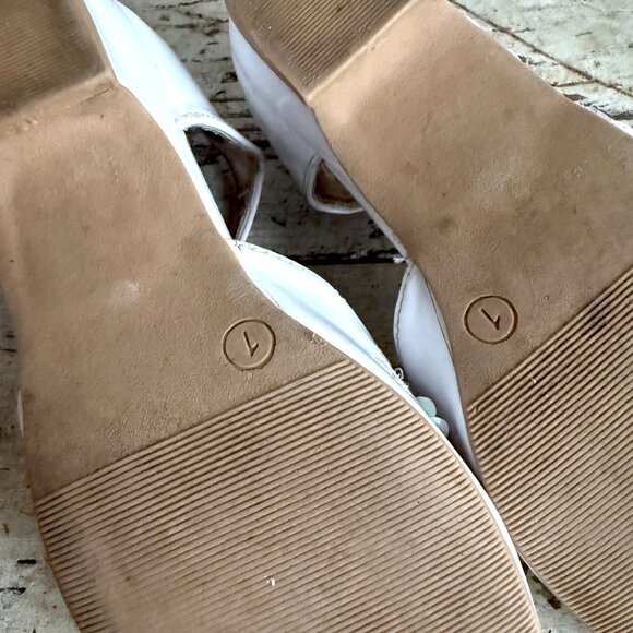 Christie & Jill Toddler Girls 1M White Isla Flowers Traditional Heel Dress Shoe - Picture 9 of 9